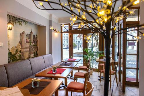 a restaurant with tables and chairs and a tree at Zum Handtuch in Bautzen