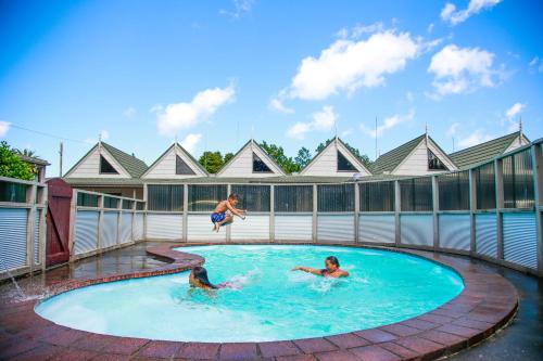 a group of people swimming in a swimming pool at Bulls Motel & Holiday Park in Bulls