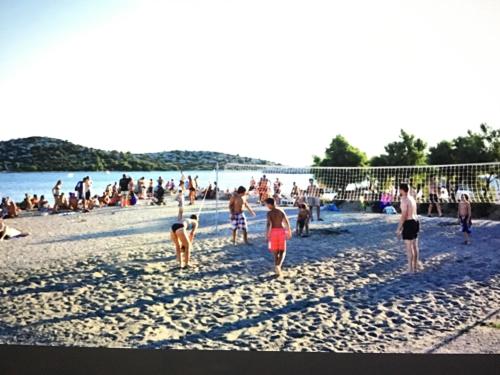 Foto dalla galleria di Apartman Lili a Tribunj (Trebocconi)