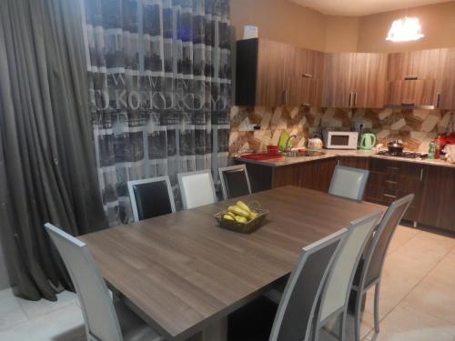 - une table à manger et des chaises dans la cuisine dans l'établissement Cottage Sunny Side, à Bakuriani