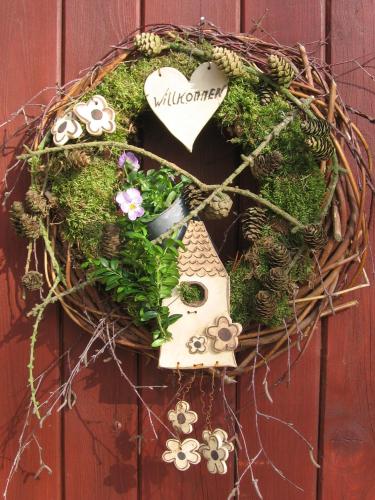 a wreath of moss and flowers on a door at Pension Kastanienhof in Zeulenroda