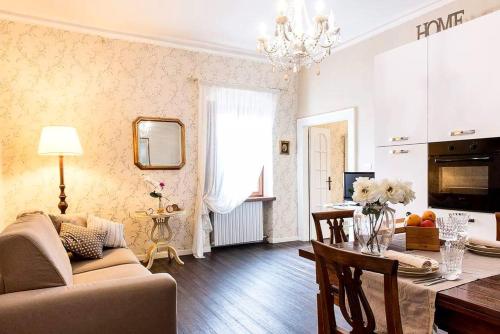 un soggiorno con divano e tavolo con fiori di Miglioranzi Apartments a Verona
