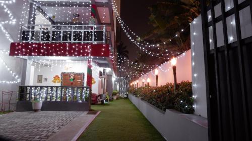 uma passarela com luzes de Natal num edifício em Van Der Salle em Accra