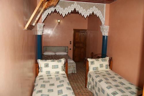 Tempat tidur dalam kamar di Hotel Jardin Public