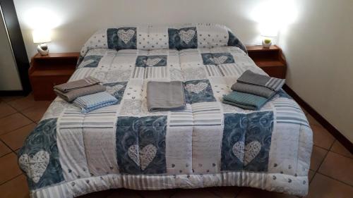 uma cama com um cobertor e almofadas em Il Naviglio dietro l'angolo em Milão