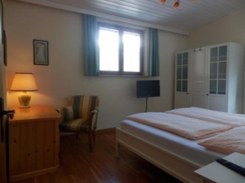 Schlafzimmer mit einem Bett, einem Schreibtisch und einem Fenster in der Unterkunft Haus Machreich in Bad Gastein