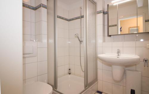 クックスハーフェンにあるKurpark-Residenz W112のバスルーム(シャワー、洗面台、トイレ付)