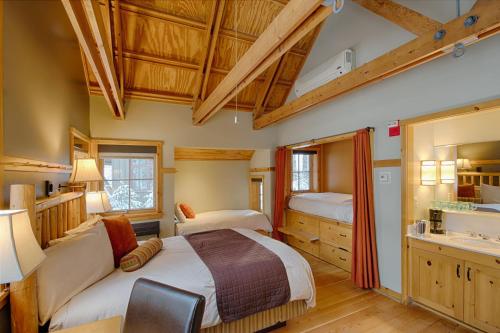 Sleeping Lady Mountain Resort في ليفنوورث: غرفة نوم بسريرين ومغسلة