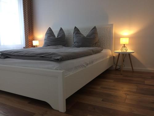 A bed or beds in a room at Ferienwohnung zu Weimar