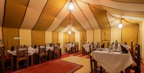 En restaurant eller et andet spisested på Merzouga Luxury Bivouac