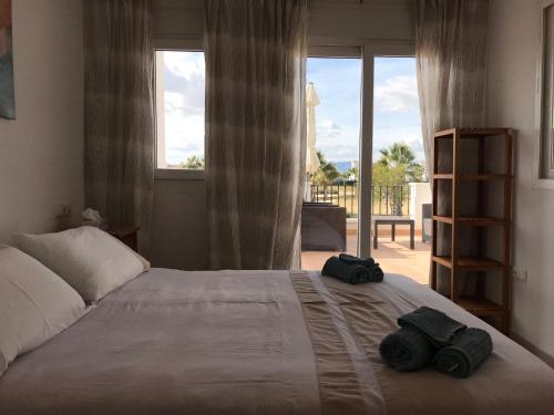 1 dormitorio con 1 cama grande y 2 toallas. en Casa Bella Murcia, en Roldán