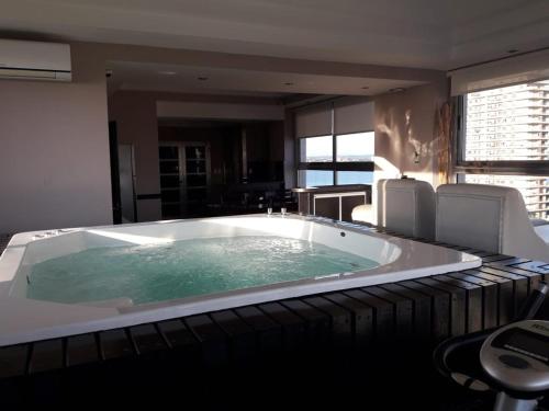 a large jacuzzi tub in a room at Apart Belgrano in Posadas