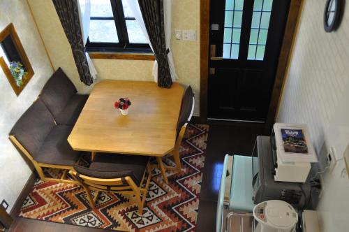 岡山市にあるLoft & Log Houseのテーブルと椅子が備わる客室です。