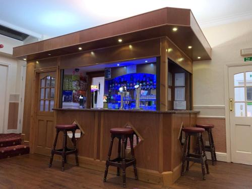 Ο χώρος του lounge ή του μπαρ στο Belmont Hotel