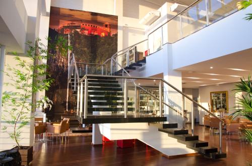 a large staircase leading up to a large room at Bristol Portal do Iguaçu Curitiba Aeroporto in Curitiba