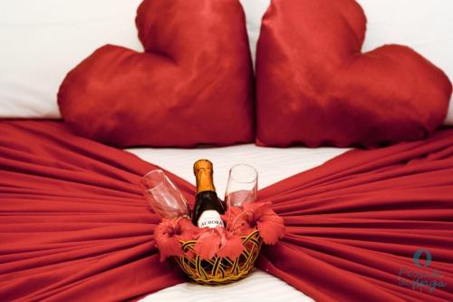 a bottle of wine and an umbrella on a bed at Pousada da Maga in Fernando de Noronha