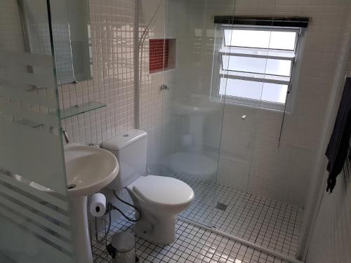 La salle de bains est pourvue de toilettes, d'un lavabo et d'une douche. dans l'établissement Av. Paulista Trianon MASP, à São Paulo