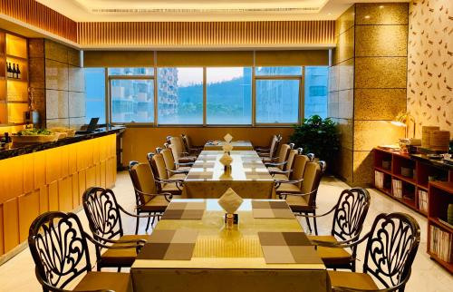 Una gran sala de conferencias con una mesa larga y sillas. en Golden Central Hotel Serviced Residence-Xin Hao E Du金中环服务公寓新浩e都店, en Shenzhen