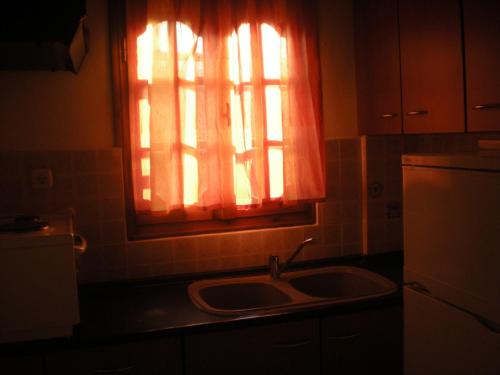 cocina con fregadero y ventana en Mpletsa Kalliopi Rooms, en Velika