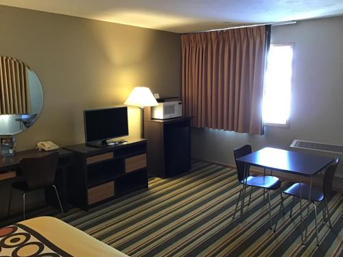 Super 8 by Wyndham Driggsにあるテレビまたはエンターテインメントセンター