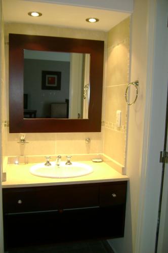 a bathroom with a sink and a mirror at Refugio de Mar in Miramar