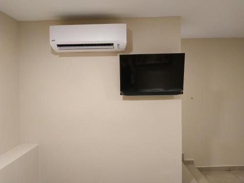 Habitación con aire acondicionado en la pared en M Design Hotel @ Bangi 7, en Bangi