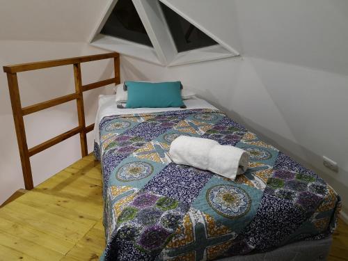 Tempat tidur dalam kamar di Domos y Cabañas Algarrobo