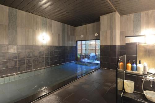 duża łazienka z wanną i umywalką w obiekcie Hotel Route Inn Kasai Hojonoshuku w mieście Kasai