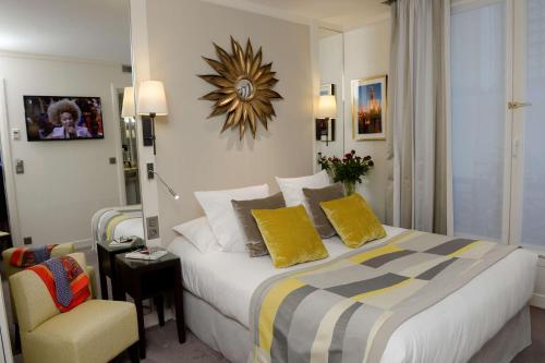 a hotel room with a bed and a chair at Best Western Plus Hotel Sydney Opera in Paris