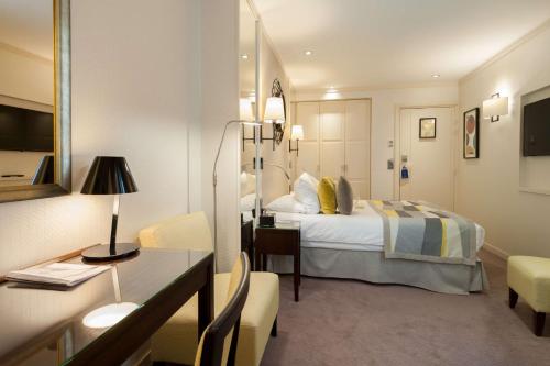 a hotel room with a bed and a desk at Best Western Plus Hotel Sydney Opera in Paris