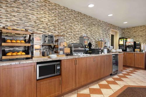 A restaurant or other place to eat at Days Inn & Suites by Wyndham Thompson