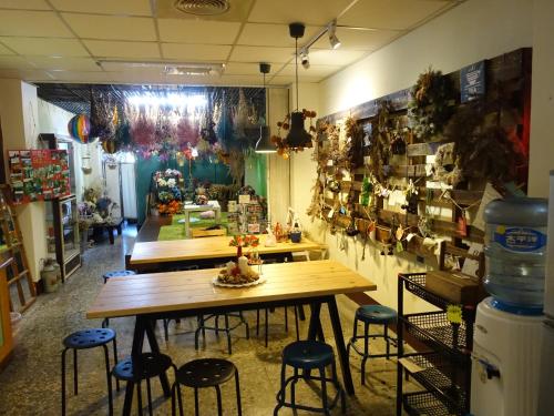 una habitación con mesa y sillas en una tienda en Kite Hostel en Chiayi