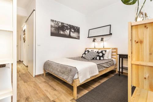 1 dormitorio con 1 cama en una habitación en Modern Pool Apartment, Vilamoura en Quarteira