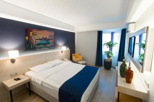 A bed or beds in a room at Piskin Hotel