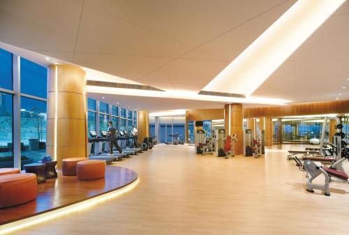 een lobby van een gebouw met een fitnessruimte bij Shangri-La Ningbo - The Three Rivers Intersection in Ningbo