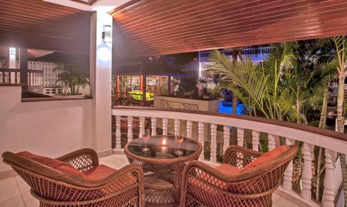 Samui Little Garden Resort في شاطئ تشاوينغ: شرفة مع كراسي وطاولة على شرفة