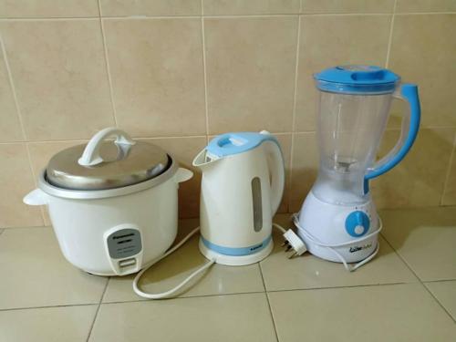 two appliances are sitting on a kitchen counter at Sepanggar Kingfisher Homestay in Kota Kinabalu