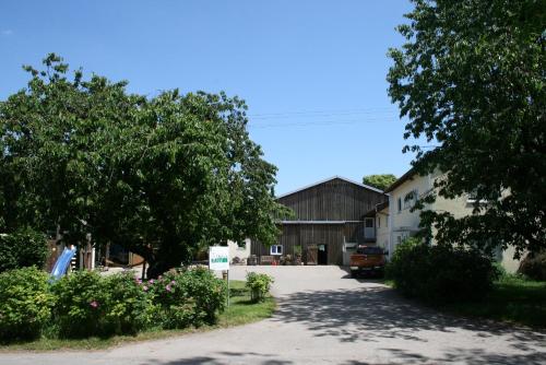 a driveway leading to a house with trees and a building at Ottilienhof in Schwaigern