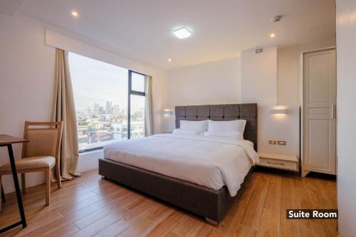 Postel nebo postele na pokoji v ubytování Heroes Hotel