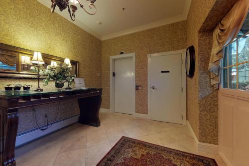 um corredor com uma secretária e uma porta num quarto em Suites at Belfast Bay em Belfast
