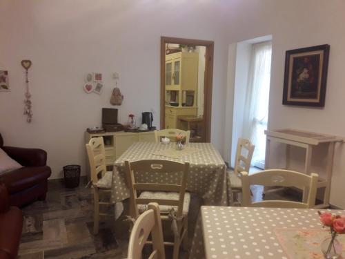 a living room with a table and chairs and a mirror at B&BLa collina dei ciliegi in Cassano Spinola