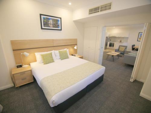 Quality Apartments Adelaide Centralにあるベッド