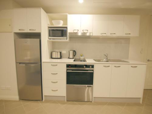 Quality Apartments Adelaide Centralにあるキッチンまたは簡易キッチン