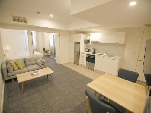Quality Apartments Adelaide Centralにあるキッチンまたは簡易キッチン