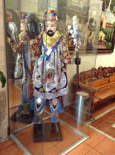 a statue of a man in a glass case at Hotel Regis in Uruapan del Progreso