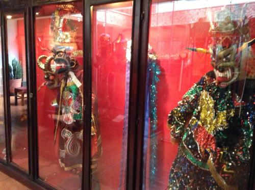 a display window of a room filled with christmas items at Hotel Regis in Uruapan del Progreso