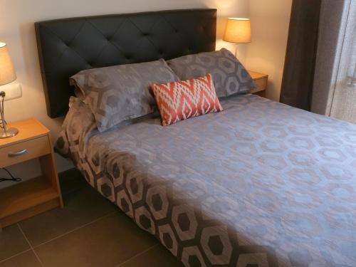オリーバにあるApartamento en Oliva Nova junto a la playa y METのベッドルーム1室(枕付)
