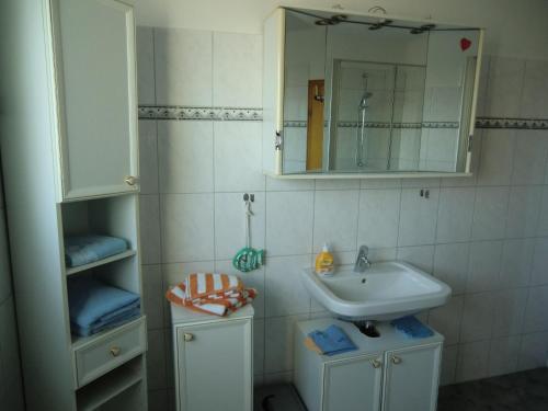 y baño con lavabo y espejo. en Ferienwohnung Landidyll, en Hameln