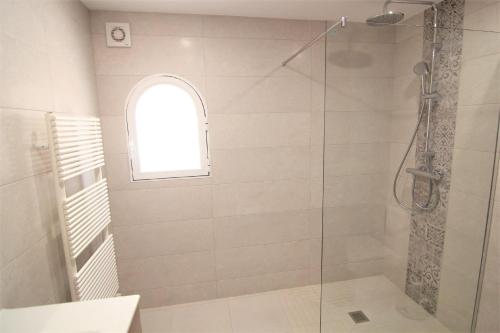 baño con ducha y puerta de cristal en Maryvilla 0220, en Calpe