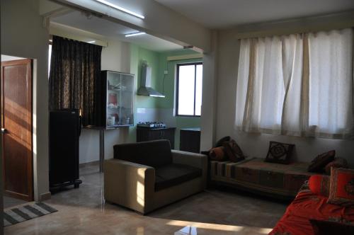 Nayath Serviced Apartments, Homely Stay for Families since 2011 Close to Bus, Railway Stations, Near to Reliance Mart, Srinivasam complex and many Restaurants Fully Furnished Kitchen Pet Friendlyにあるシーティングエリア